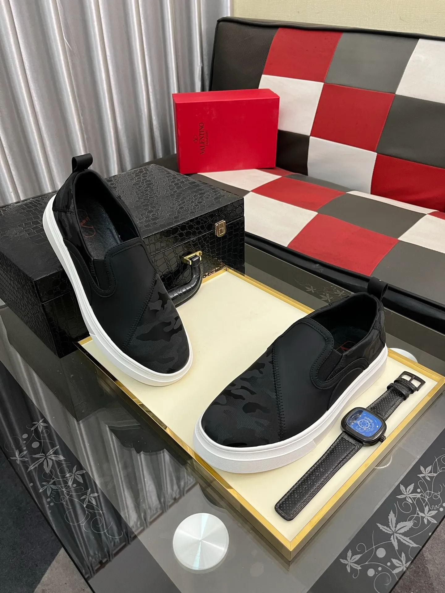 Men's shoes 💰420⌚️⌚️ VALENTINO Valentino's 2024 SS spring and summer new hot casual sports shoes, imported elastic fabric upper ➕The heel is Warren's exclusive rivet shape. The whole is very representative, the combination outsole is really easy to wear and very comfortable on the foot~, classic, comfortable and versatile! Size: 38-443️⃣Colors available